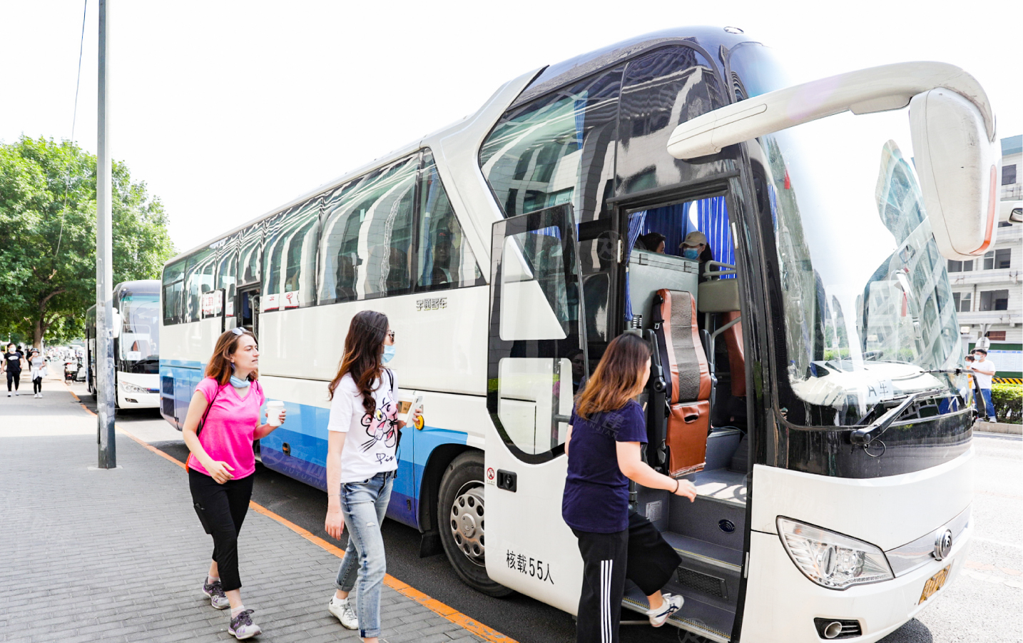 乘坐大巴去往活动场地——石门山风景区.
